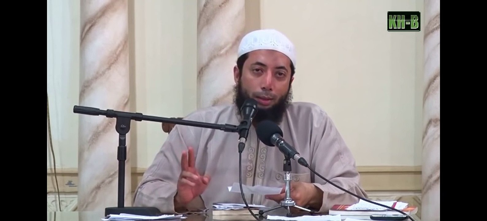 Apakah hukum memiliki 2 imam dalam solat
