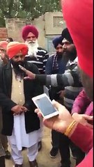 ਬਾਦਲਾਂ ਦੇ ਉਮੀਦਵਾਰਾਂ ਨੂੰ ਹਰ ਪਿੰਡ ਗਲੀ ਵਿੱਚ ਘੇਰ ਕੇ , ਪੰਜਾਬੀ ਇਕ ਹੀ ਸਵਾਲ ਪੁੱਛ ਰਹੇ ਹਨ ਕਿ