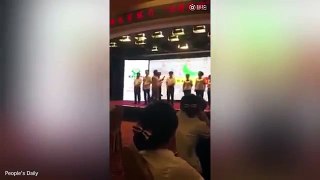 چین میں خراب کارکردگی والے بینک ملازمین کی چھڑی سے پٹائی-_ViuWyBE8is