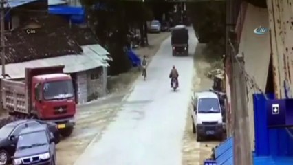 Minibüs motosiklet ve bisikleti teğet geçti