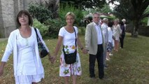 Une chaîne humaine autour de l'église pour lutter contre le terrorisme...