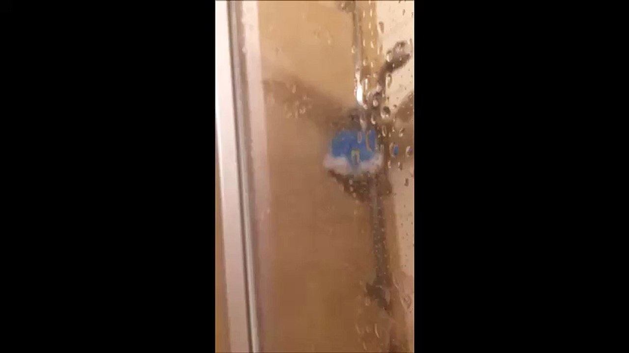 Quand ta nana met ses cheveux partout dans la salle de bain