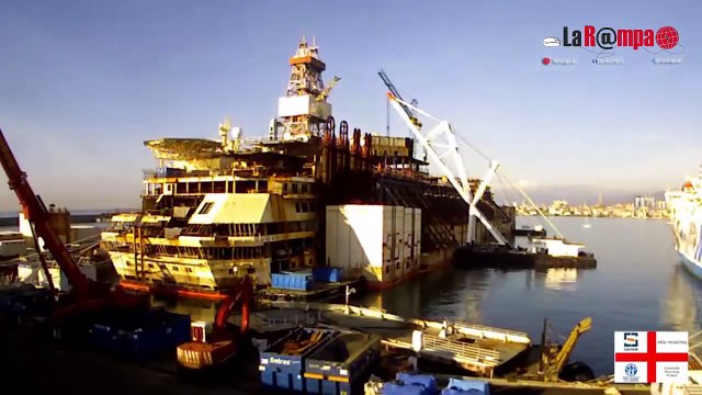 Démantèlement du navire Costa Concordia après son naufrage