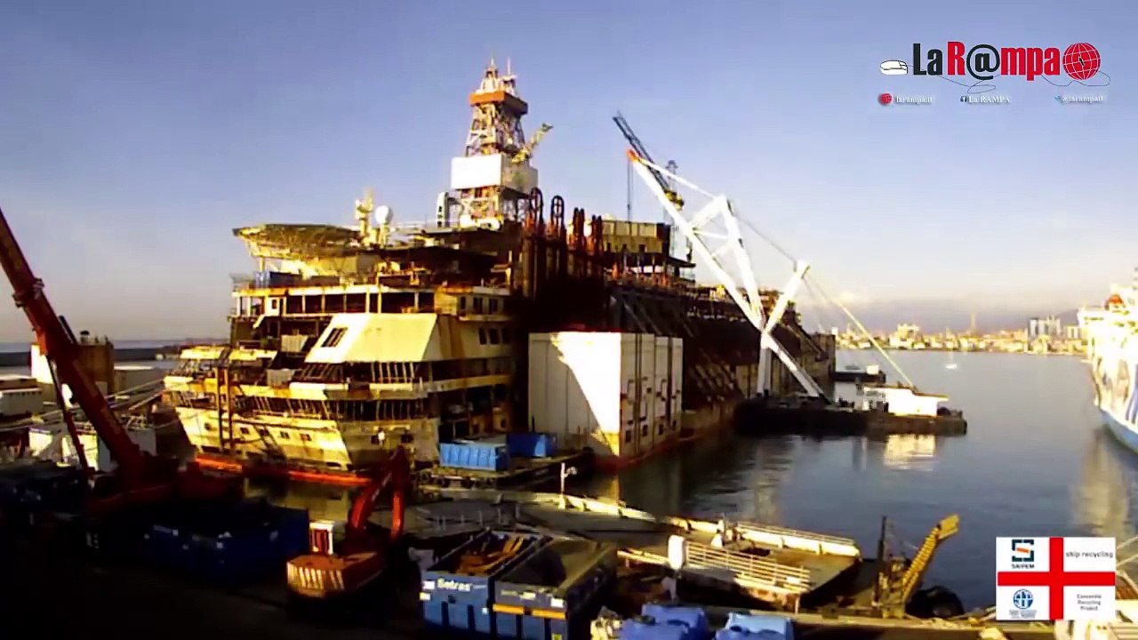 Démantèlement du navire Costa Concordia après son naufrage