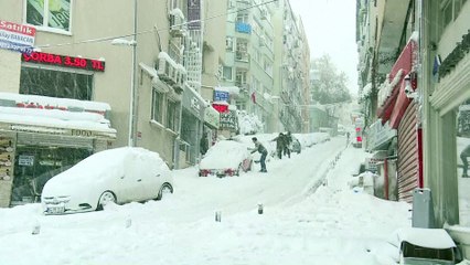 Istanbul paralysé par une tempête de neige