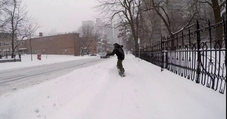 Il ride en snowboard dans les rues de Montreal !
