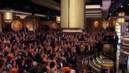 Le prompteur de Jimmy Fallon tombe en panne au début de sa présentation des "Golden Globes" - Regardez