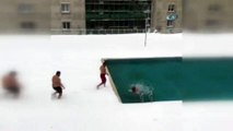Buz gibi havada havuza girdiler