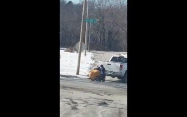 Une femme obèse se fait tracter par un pick-up.