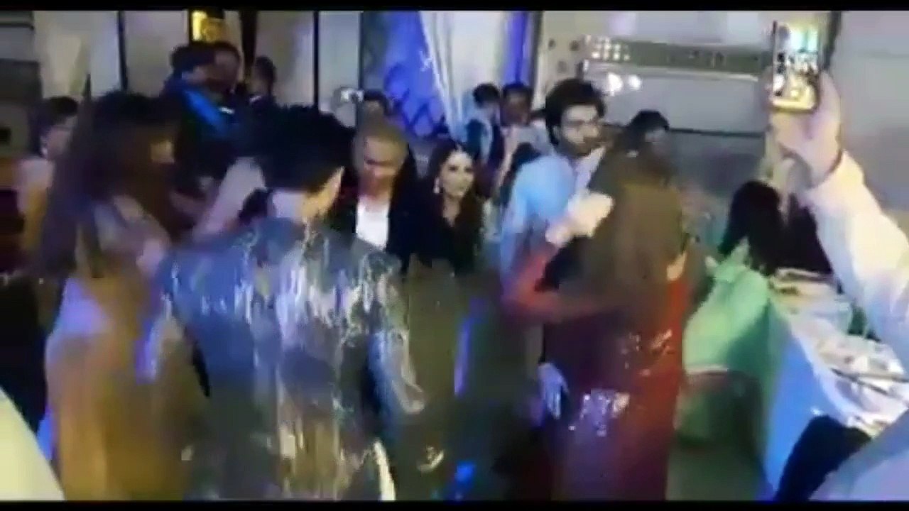 Maya Ali Dancing On Aiman Khan & Muneeb Butt's Engagement... Watch Full Video