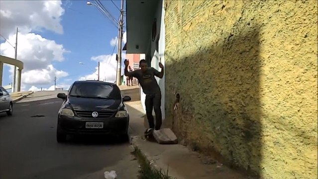 Ce skateur s'éclate par terre en percutant un bloc en béton