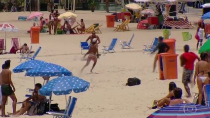 Un voleur se fait défoncer sur la plage par des touristes