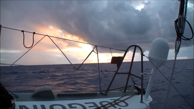 J64 : Magnifique lever de soleil pour Yann Eliès / Vendée Globe