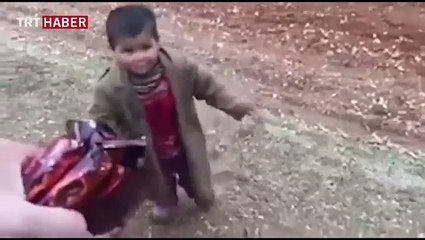 Mehmetçik'ten Suriyeli minik çocuğa çikolata ikramı