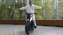 Honda Riding Assist  une nouvelle moto qui tient en équilibre - vidéo Dailymotion
