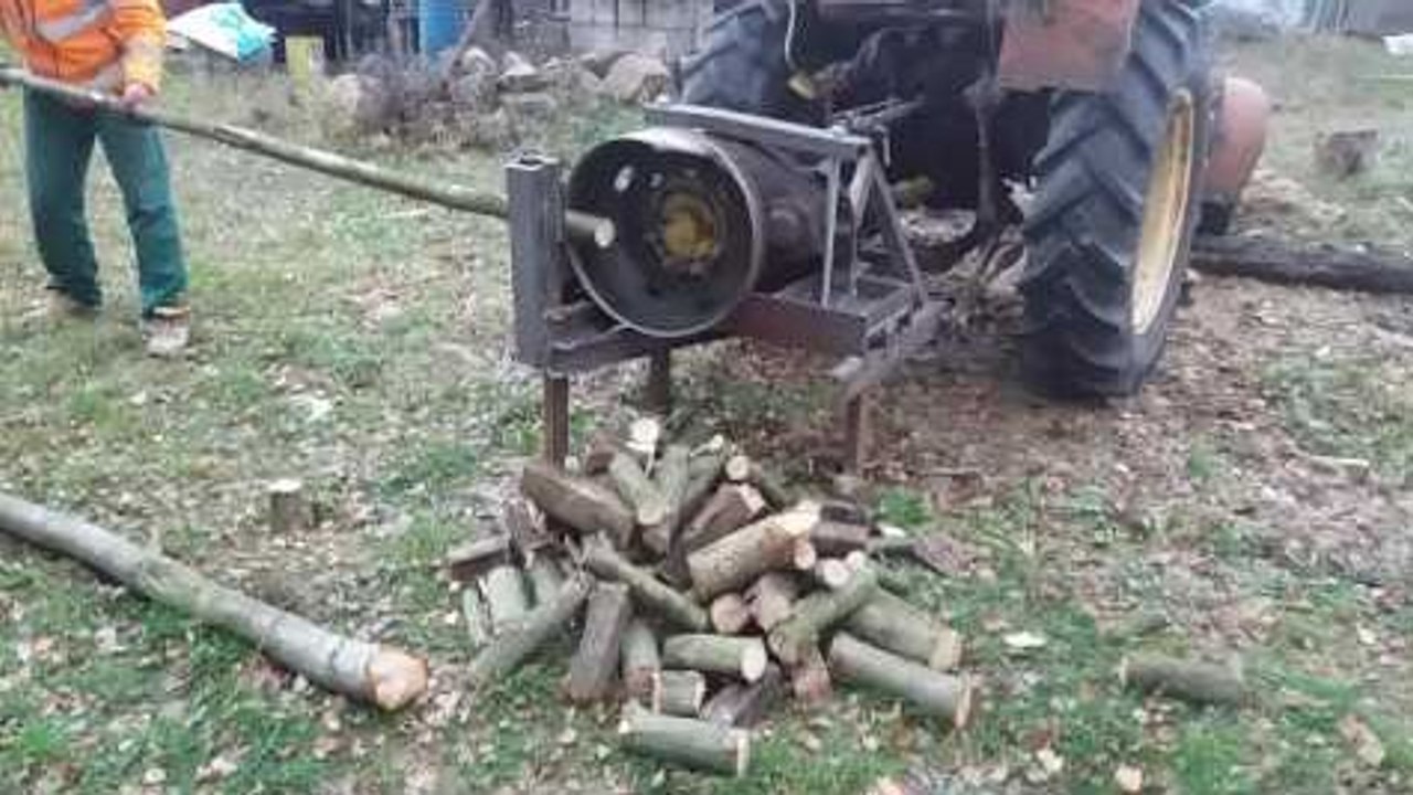 Couper du bois à l'aide d'un tracteur