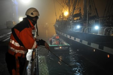 La Rochelle : le "Belem" entre dans sa forme de radoub au Grand Port maritime