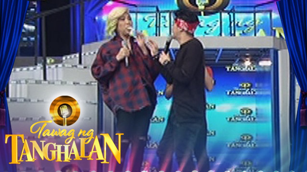 Tawag ng Tanghalan: Vhong and Vice fight over a tissue