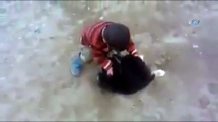Minik çocukla yavru köpeğin kavgası