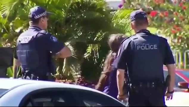 Cette femme énervée balance un sac à crottes de chien sur un flic...