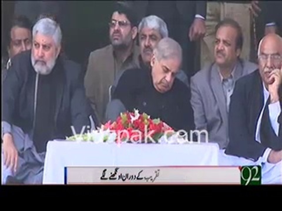Shahbaz Sharif sleeping during cheques distribution ceremony