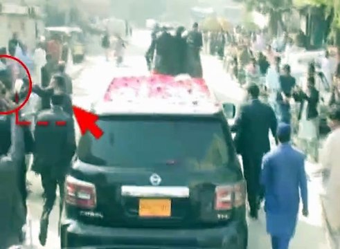 Bilawal Bhutto's guard thrashes journalist for coming in way of his protocol