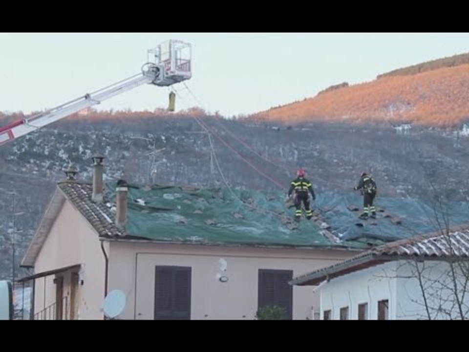 Norcia (PG) - Terremoto, copertura di un tetto (09.01.17)