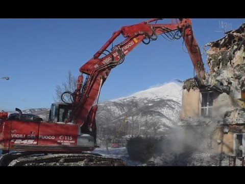 Amatrice (RI) - Terremoto, demolizione edificio (09.01.17)
