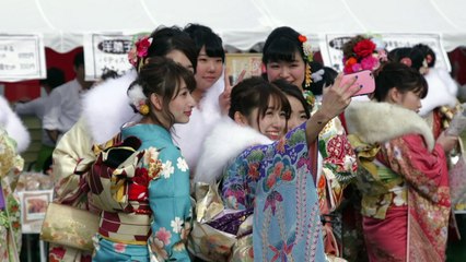Japon: des jeunes filles célèbrent leur passage à la majorité