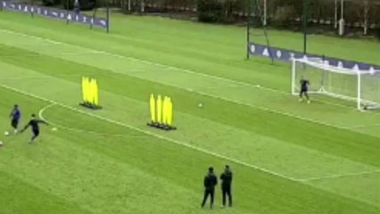 Le missile de Thibaut Courtois sur coup franc !