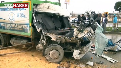 Çöp kamyonu tıra çarptı: 3 yaralı