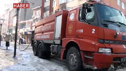 Karla kaplı yolları deniz suyuyla açıyorlar