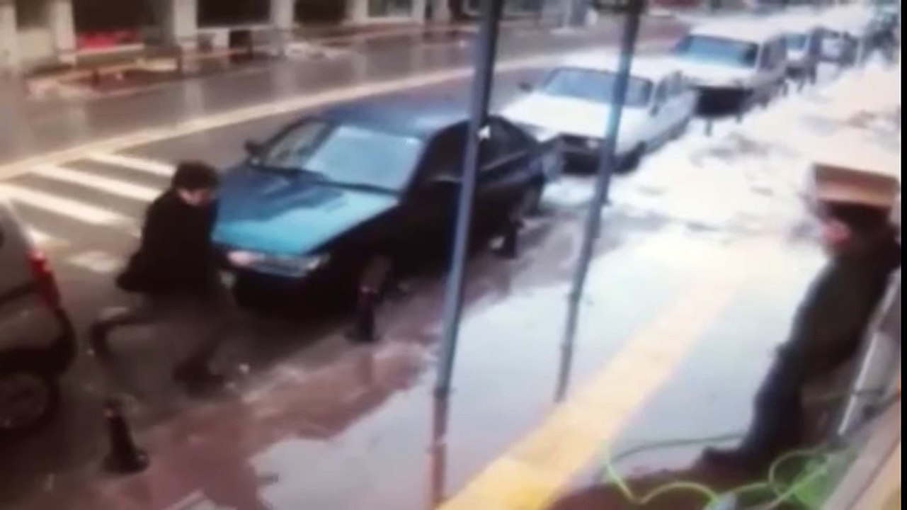 Il échappe à la mort en s'écartant de la chute d'un panneau