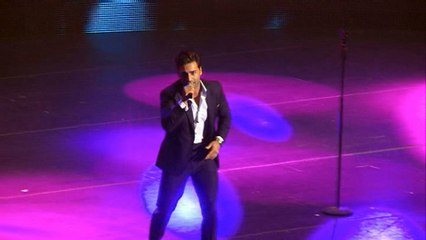 Bustamante consigue reto de la botella en pleno concierto