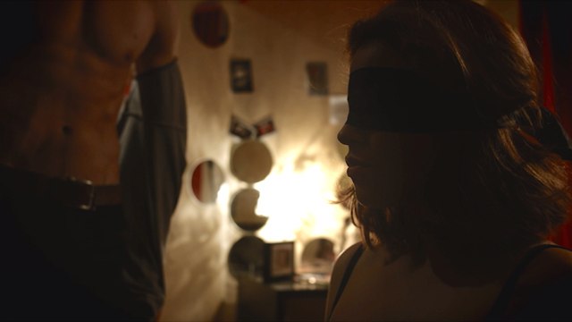 Je suis les yeux grands fermÉS