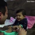 Tırnaklarını keserken gülme krizine sokan bebek