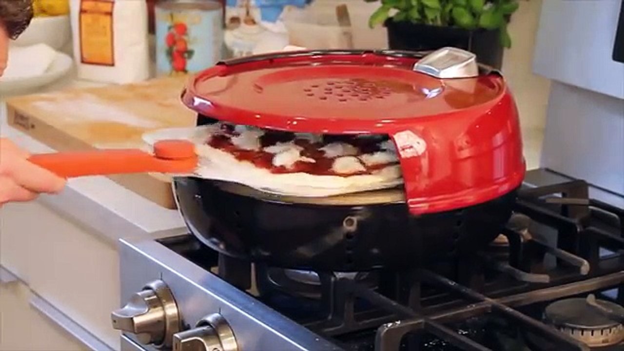 Iată invenţia care vă permite să preparaţi o pizza delicioasă pe propriul aragaz în numai 6 minute!