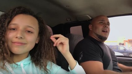 Son père chante « Tennessee Whiskey » au volant