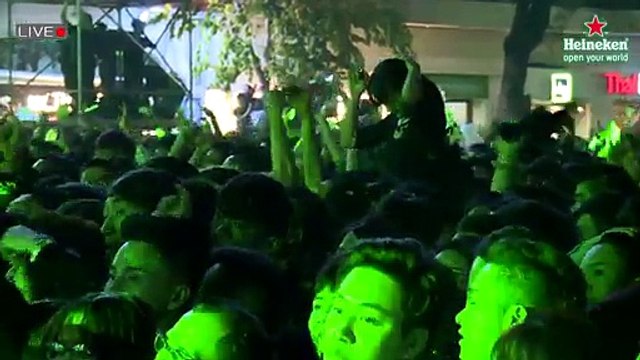 DJ Mari Ferrari perd ses faux seins en plein direct !