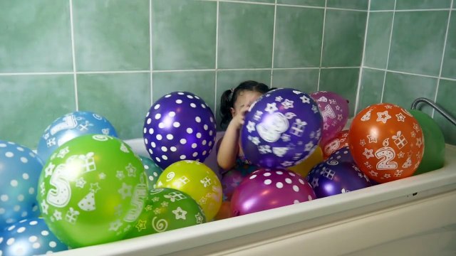 Learn Numbers 1-10 for Kids in the Balloon Bath ! Numbers Counting to 10 Balloons drop