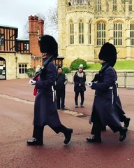 Un soldat de la Garde royale britannique rompt le protocole pour prendre une photo avec un petit garçon