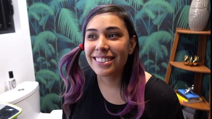 ELLE EST TERRORISÉE À L'IDÉE DE FAIRE COUPER SES LONGS CHEVEUX. PUIS, SON AMOUREUX POSE UN RASOIR SUR SA TÊTE.