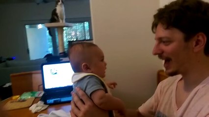 Cet homme dit "je t'aime" à son bébé et sa réaction est très surprenante