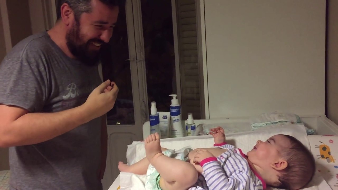 Ce papa en panique tente de changer une couche pour la première fois