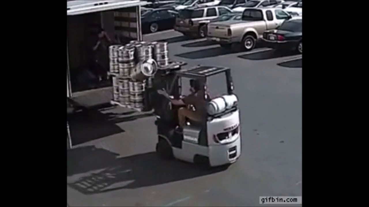 Regardez le reflexe surhumain de cet homme pour sauver un fut de bière