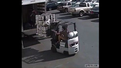 Regardez le reflexe surhumain de cet homme pour sauver un fut de bière