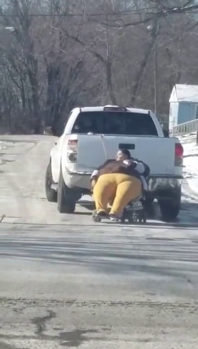 Le gars tracte une femme obèse derrière son pick up... Only in America