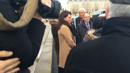 Le premier ministre Bernard Cazeneuve pose la première pierre