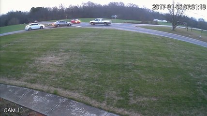 Une voiture percute violemment un pick-up à un croisement.