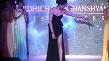Sushmita Sen’s OOPS Dress Slip MOMENT While Walking on the Ramp - YouTube